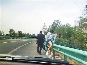 吃瓜群众撞车,现场直击！